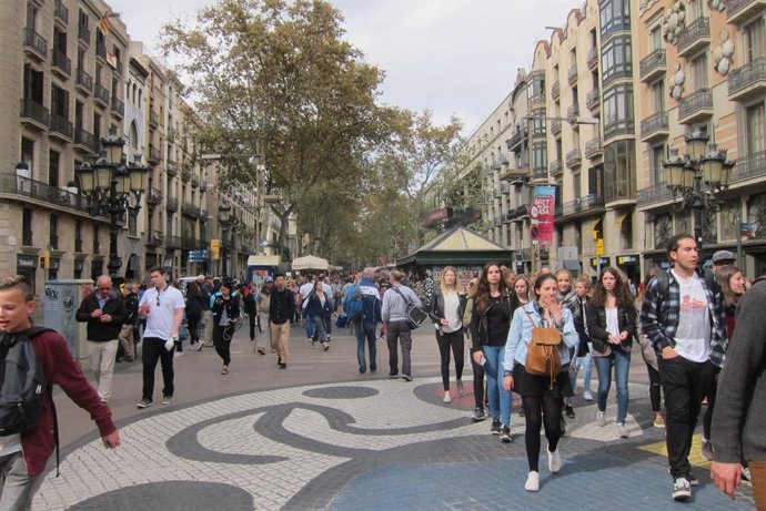 Turistaes a la Rambla de Barcelona