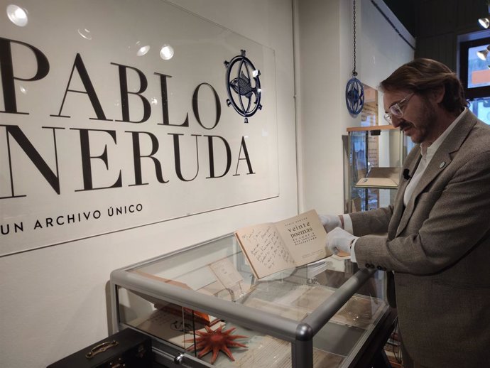 El colleccionista Santiago Vivanco amb 'Veinte poemas de amor y una canción desesperada', del poeta Pablo Neruda, dedicat a Gabriel García Márquez.