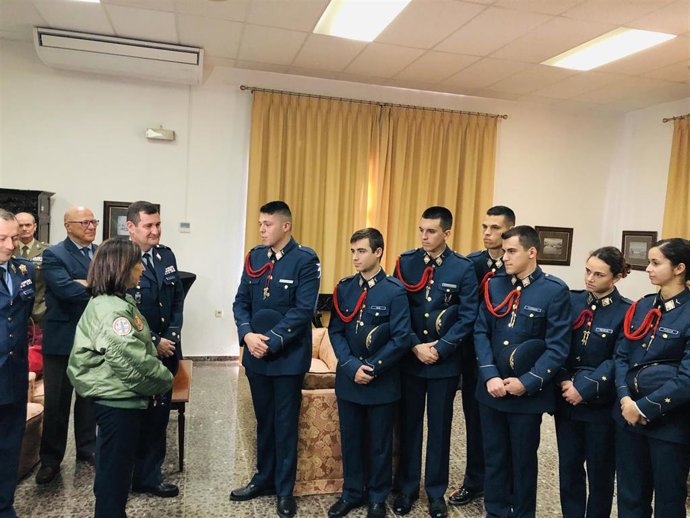La ministra de Defensa, Margarita Robles, con alumnos de la AGA