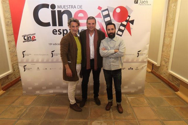 El diputado Ángel Vera junto al direcxtor Aritz Moreno y el actor Ernesto Alterio