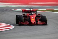 Vettel y Ferrari lideran una jornada de sufrimiento para Hamilton y Mercedes