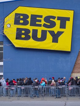 28 November 2019, US, Ankeny: Shoppers line up in front of the Best Buy store in Ankeny, as the Black Friday sales begin on the Thanksgiving Day. Photo: Jack Kurtz/ZUMA Wire/dpa