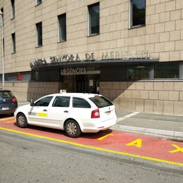 Un taxi en la puerta del servicio de urgencias del Hospital Nostra Senyora de Meritxell