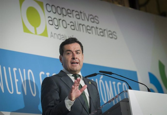 El presidente de la Junta de Andalucía, Juanma Moreno, durante su intervención en la clausura el I Foro del Cooperativismo Agroalimentario. En el hotel Alfonso XIII, Sevilla (Andalucía, España), a 27 de febrero de 2020.