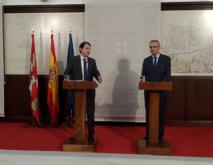 El presidente de la Junta de Castilla y León, Alfonso Fernández Mañueco y el delegado del Gobierno en la Comunidad, Javier Izquierdo.