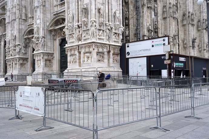 Un turista frente al Duomo de Milán, cerrado por el coronavirus.