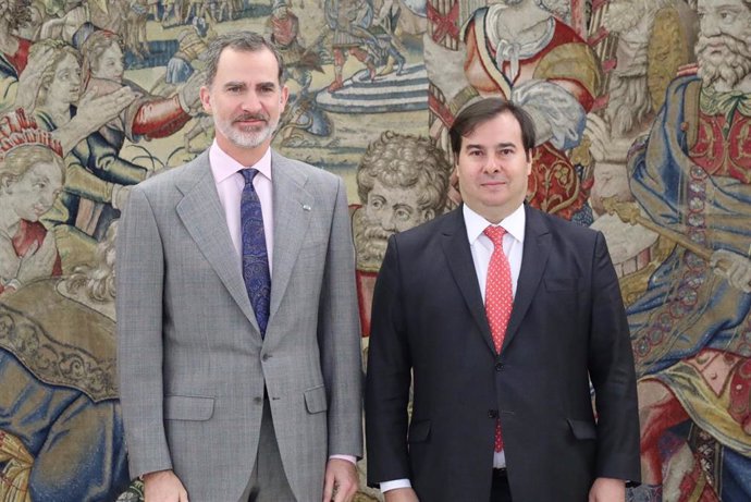 El Rey Felipe VI ha recibido este jueves en audiencia en el Palacio de La Zarzuela al presidente de la Cámara de Diputados de la República Federativa de Brasil, Rodrigo Maia
