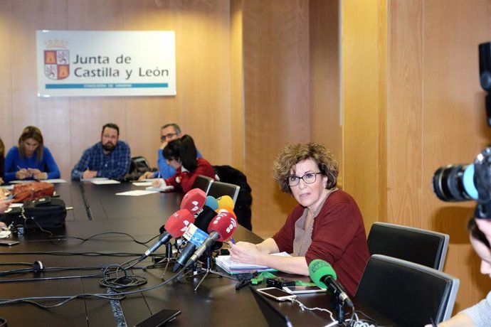 La directora general de Salud Pública de Castilla y León, Carmen Pachecho, durante la rueda de prensa en la que ha confirmado los dos primeros casos de coronavirus en la Comunidad.