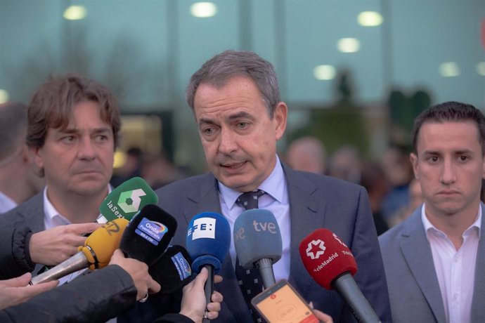 El expresidente del Gobierno José Luis Rodríguez Zapatero, atiende a los medios de comunicación tras un minuto de silencio por las mujeres asesinadas, y antes de la presentación de la 'Plataforma de Hombres Feministas' de Fuenlabrada, una iniciativa que