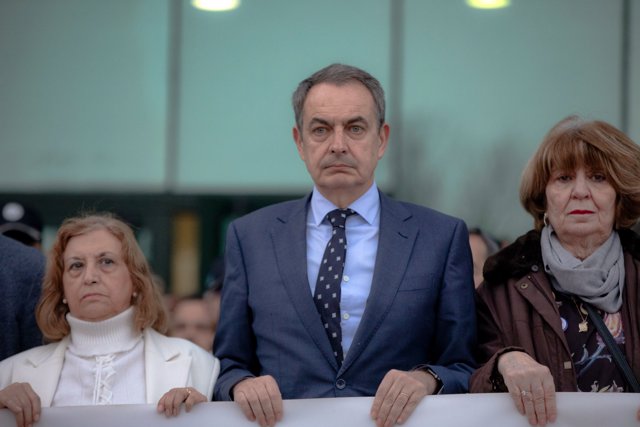 El expresidente del Gobierno José Luis Rodríguez Zapatero, durante un minuto de silencio por las mujeres asesinadas, antes de la presentación de la 'Plataforma de Hombres Feministas' de Fuenlabrada