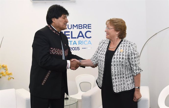 El expresidente de Bolivia Evo Morales y la alta comisionada de Naciones Unidas para los DDHH, la chilena Michelle Bachelet, durante un encuentro en 2015 en la cumbre de la CELAC cuando ambos ejercían como mandatarios de sus respectivos países.