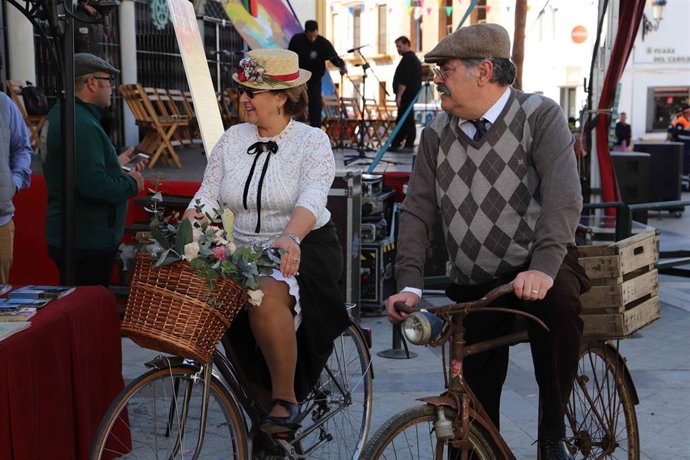 Dos personas ataviadas con motivo de la Feria 1900 de Moguer.