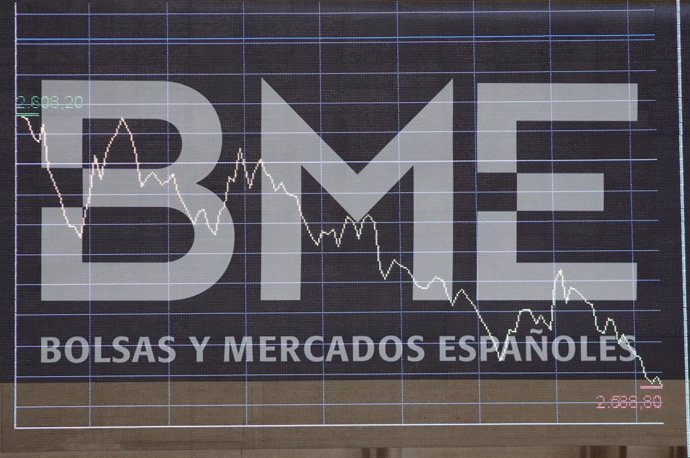 Panel de Bolsas y Mercados Españoles (BME) en un gráfico del interior del Palacio de la Bolsa de Madrid