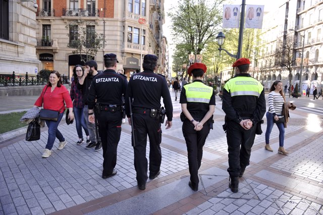 Agentes de la Ertzaintza y de la Policía municipal de Bilbao