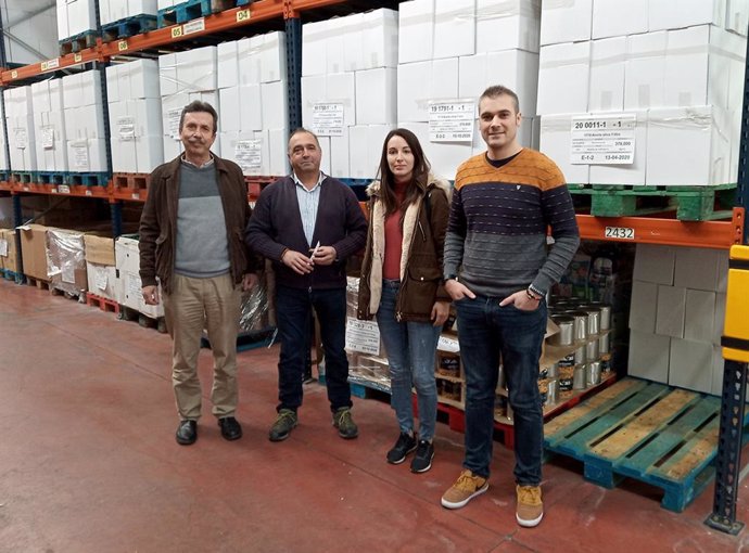 La AEGC dona al Banco de Alimentos 120 kilos de alimentos donados por las asiste