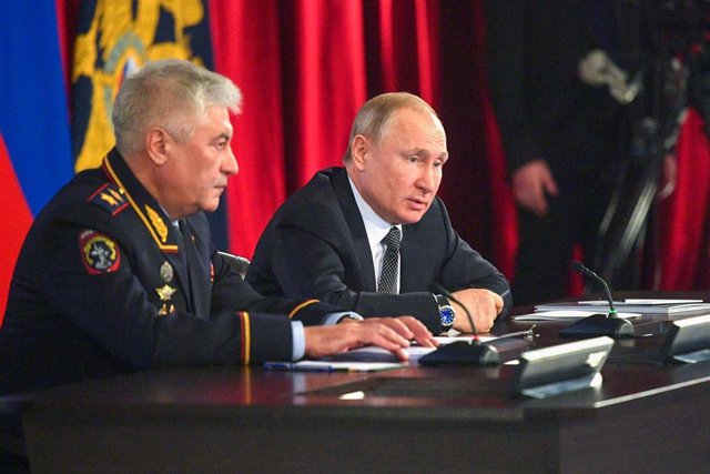 Vladimir  Putin acompañado por el ministro del Interior ruso, Vladimir Kolokoltsev, en Moscú