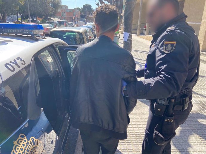 La Policía Nacional detiene a un joven que presuntamente rompió el cristal de un vehículo estacionado en el parking disuasorio en Murcia para robar en su interior