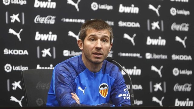 L'entrenador del València CF, Albert Celades, en roda de premsa