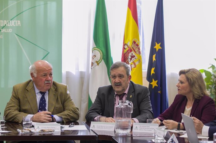 El consejero de Salud y Familias, Jesús Aguirre (d), en una imagen de archivo de la reunión del comité asesor sobre el coronavirus