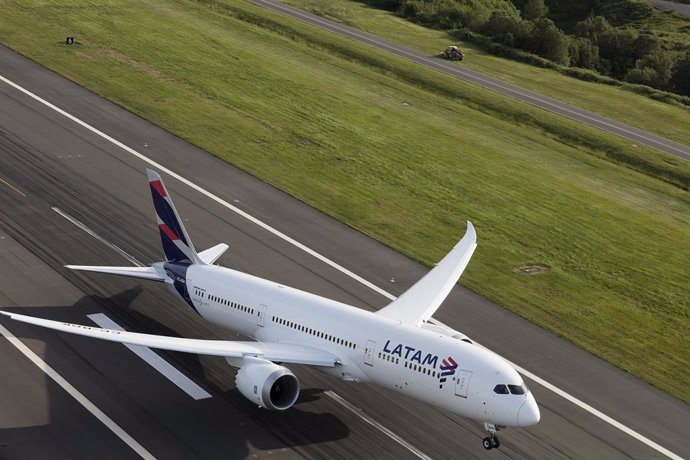 Avión LATAM Boeing 787 Dreamliner despegando