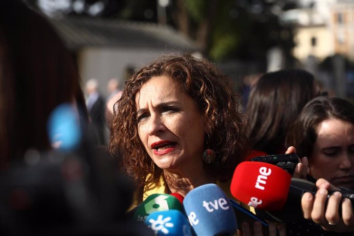 La ministra de Hacienda, María Jesús Montero, atiende a los medios en Sevilla.