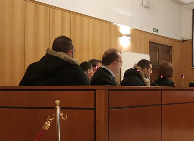 Los tres acusados y sus abogados, en la vista celebrada en la Audiencia Provincial donde han llegado a un acuerdo con la fiscal del caso.