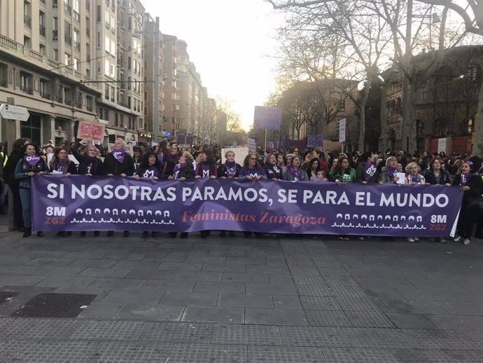 Miles de personas han participado en la manifestación de la Asamblea 8M Zaragoza.