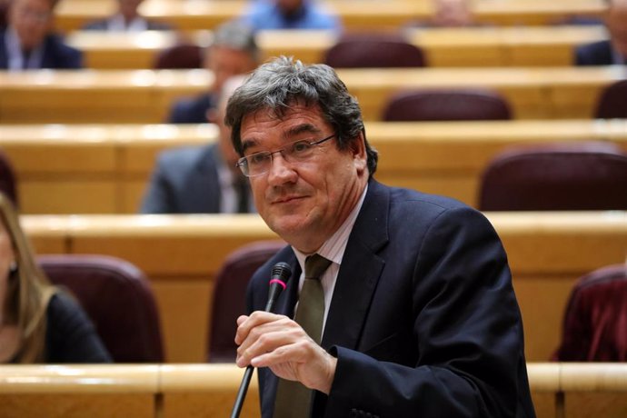 El ministro de Seguridad Social, Inclusión y Migraciones, José Luis Escrivá Belmonte, durante la primera sesión de control al Gobierno de coalición PSOE y Unidas Podemos de la XIV Legislatura en el Senado, en Madrid (España), a 11 de febrero de 2020.