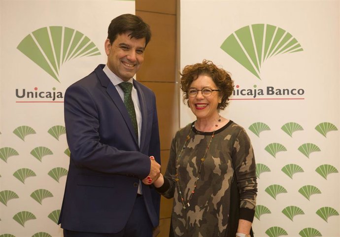 Manuel Rubio, director territorial de Unicaja Banco, e Inmaculada Aparicio, decana del Colegio de Ópticos Optometristas de la región.