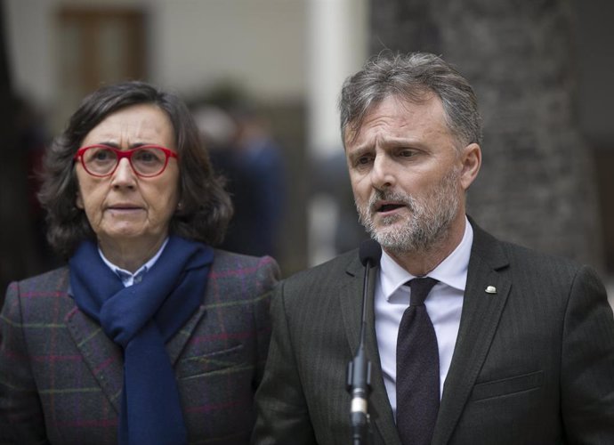 El portavoz del grupo parlamentario del PSOE-A, José Fiscal (d),  junto a la diputada socialista Rosa Aguilar, atiende a los medios de comunicación en el Parlamento en una imagen de archivo