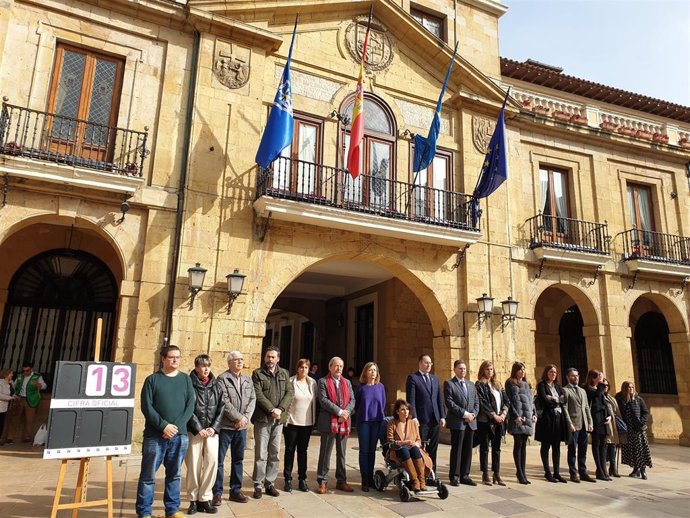 Minuto de silencio del Ayuntamiento de Oviedo por las mujeres asesinadas por violencia de género