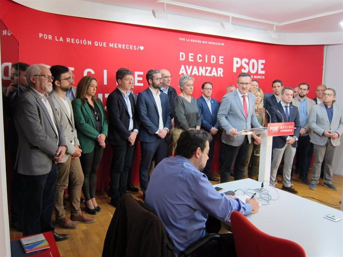 Rueda de prensa del líder del PSRM-PSOE, Diego Conesa, con responsables políticos de los municipios de los ayuntamientos