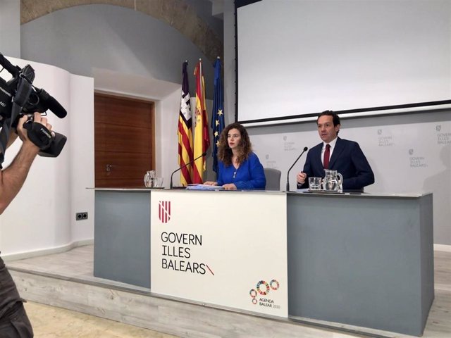 La portavoz del Govern, Pilar Costa, y el conseller de Movilidad y Vivienda, Marc Pons, en rueda de prensa