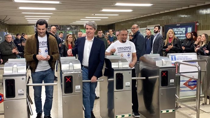 El consejero de Transportes, Ángel Garrido, junto a los exjugadores del Real Madrid Roberto Carlos y Santiago Solari en la estación de Metro de Santiago Bernabéu.