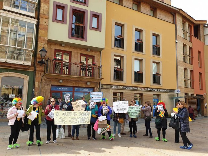 Vecinos y vecinas de Oviedo se concentran disfrazados de carnaval contra "los recortes" en actividades deportivas