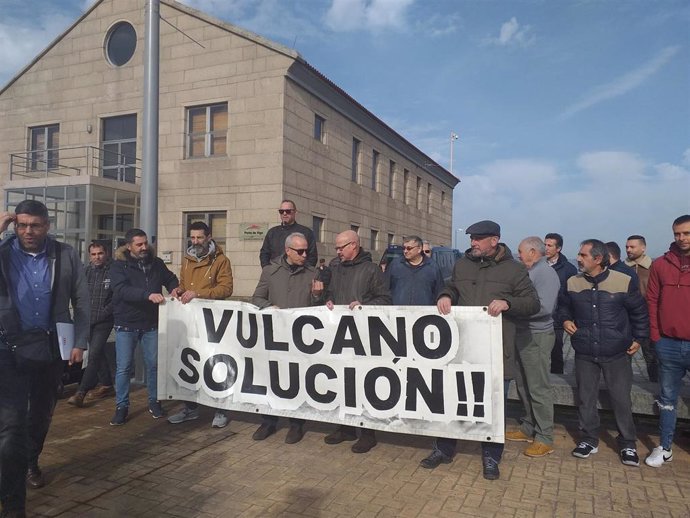 Concentración de trabajadores de Vulcano frente al edificio de sesiones donde se celebra la reunión del Consejo de Administración del Puerto de Vigo.