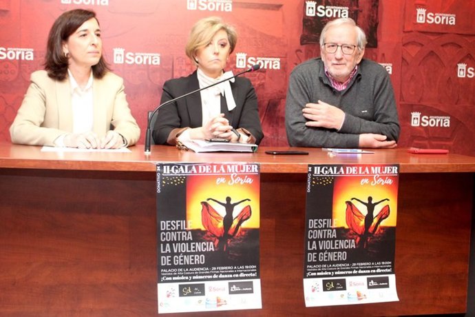 De izda a dcha, Lola Vaallejo, Soledad Pezuela y Jesús Bárez presentan la II Gala de la Mujer en Soria.