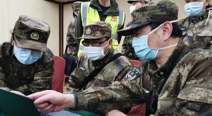 Médicos militares trabajan en el Hospital Huoshenshan ubicado en Wuhan (China), a 16 de febrero de 2020.