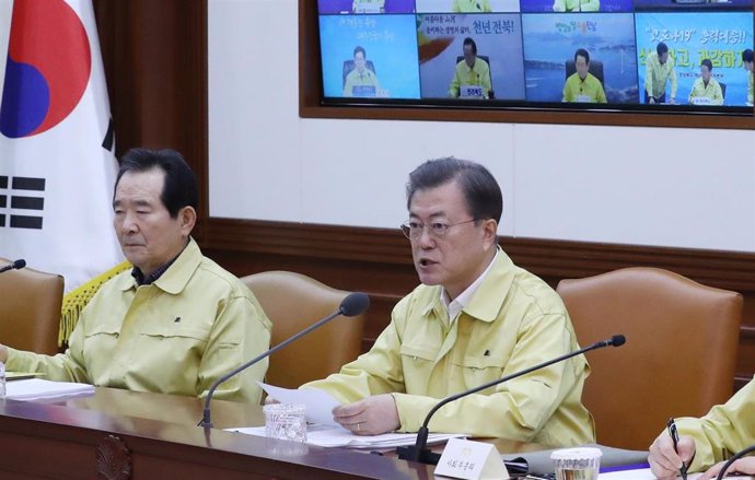 Moon Jae In, presidente de Corea del Sur, comparece junto al primer ministro, Chung Sye Kyun, en una reunión sobre el brote de coronavirus