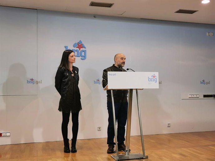 El diputado del BNG en el Congreso, Néstor Rego, junto a la parlamentaria autonómica Olalla Rodil en rueda de prensa.