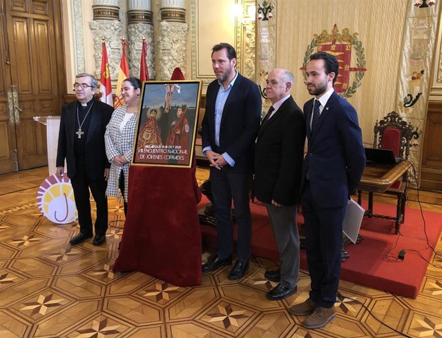 Autoridades presentan el VIII JOHC junto al cartel del mismo, obra de la sevillana Isabel Santiago.