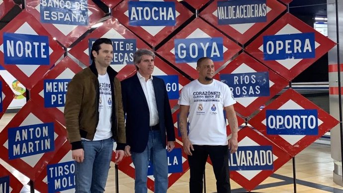 El consejero de Transportes, Ángel Garrido, junto a los exjugadores del Real Madrid Roberto Carlos y Santiago Solari en las instalaciones de Metro de Madrid.