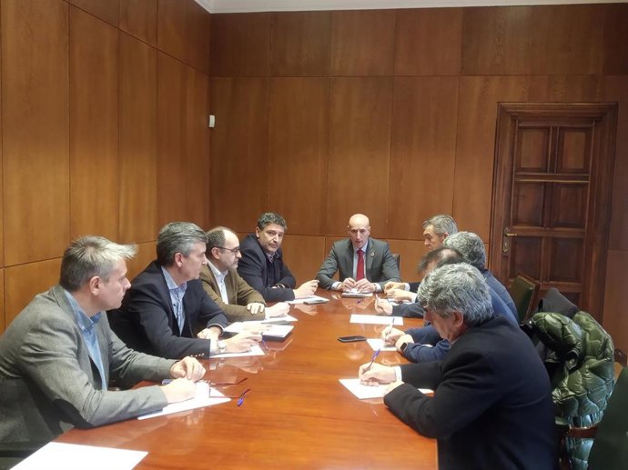 El alcalde de León, José Antonio Diez, preside una reunión previa a la Mesa por el Futuro de León con la presencia de representantes de los sindicatos UGT, CC.OO, la Cámara de Comercio de León, CEL, FELE, la Federación Vecinal.