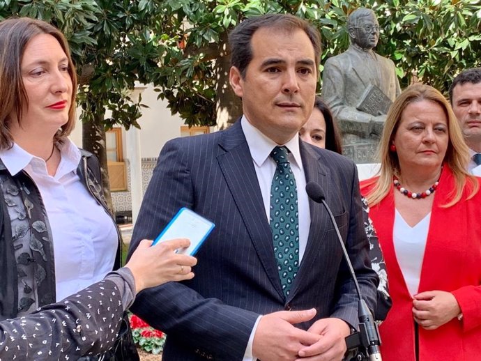 El portavoz parlamentario del PP-A, José Antonio Nieto, atiende a los medios en el Parlamento.