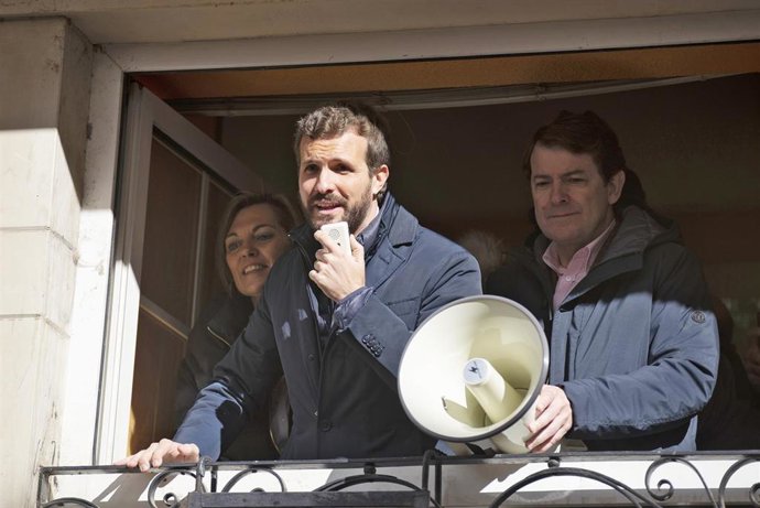 El presidente del PP, Pablo Casado, en un balcón de una vivienda de Palencia junto al presidente de Castilla y León, Alfonso Fernández Mañueco, y la diputada Milagros Marcos