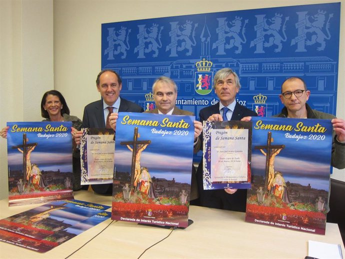 Autoridades en la presentación del cartel de la Semana Santa de Badajoz 2020