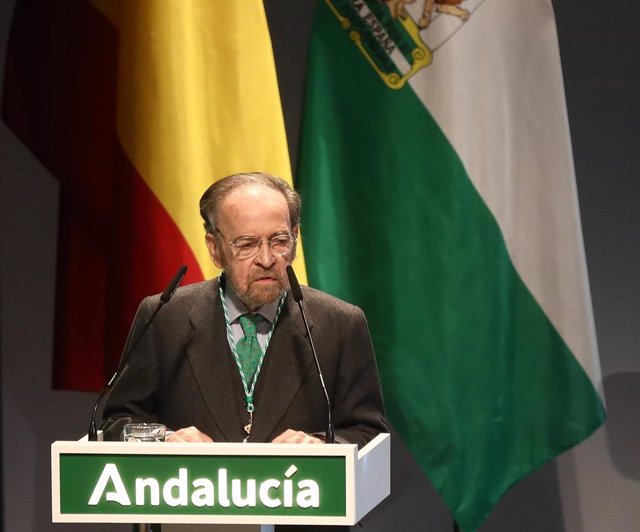 El periodista Antonio Burgos, durante su intervención en el acto de concesión de reconocimientos por el Día de Andalucía
