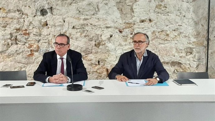 Gonzalo Garland, portavoz del IE University y Javier Ayuso, asesor de comunicación del centro.