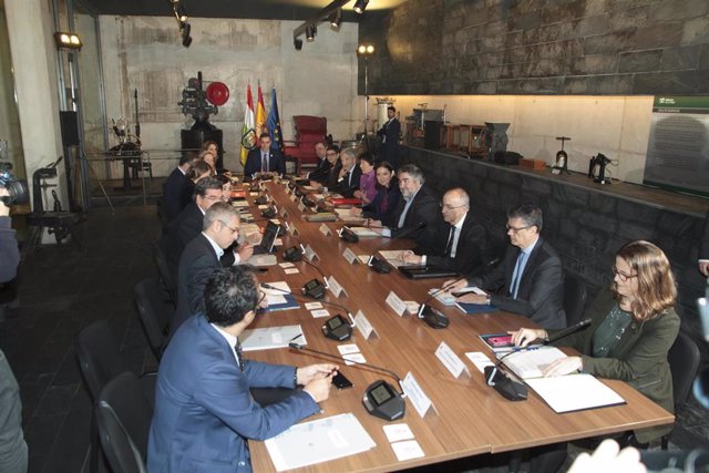 El presidente del Gobierno, Pedro Sánchez, (centro)  preside la reunión de la Comisión Delegada del Reto Demográfico