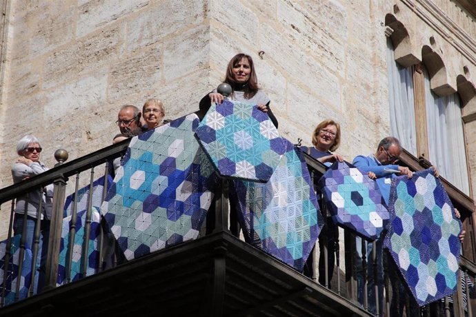 Hilando Vidas viste el Palau de la Generalitat con sus creaciones para reivindicar el papel de la mujer rural